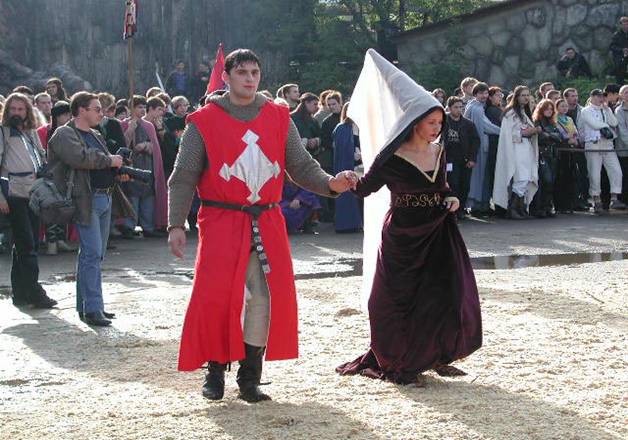 Конкурс исторического костюма: рыцарь представляет даму