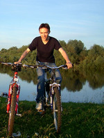 2003.07.02 Балансируя велосипедом на фоне Клязьмы.