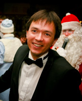 2011.12.26 На фоне Деда Мороза на фирменном праздновании Нового года 2012. 
© 2011 Сергей Лакеев