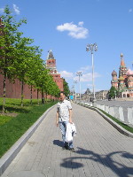 2016.05.11 On the alley along the Kremlin wall, with the Red Square to the right.