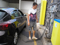 2016.05.25 Being surprised that car drivers on Tenerife do not have personal pumps but use public and free pneumatic machines of gas stations.