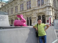 2016.09.16 Just another mix of classic (the Vienna State Opera, Wiener Staatsoper) and modern “art” (a pink rabbit that is could be the symbol of Albertina Passage Dinner Сlub downstairs).