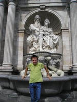 2016.09.16 After the unsuccessful to jump and sit on the cup of the Albrecht/Danubius fountain in Vienna.