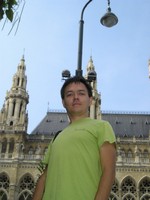 2016.09.16 The major thing here is the Vienna City Hall (Wiener Rathaus) behind my back and not a streetlight growing from my head. 😊
