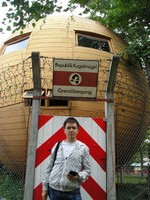 2016.09.17 A strange wooden ball with windows, signed as “border checkpoint” (Grenzübergang) of “Kugel-Mugel Republic” (Republik Kiugelmugel) 😮 in the Vienna Prater (Weiner Prater) park.