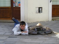 2016.09.19 A monument to a plumber in Bratislava is called “Idler” (Čumil), and the best way to take a picture with it is lying – thanks to the clear sidewalk!..