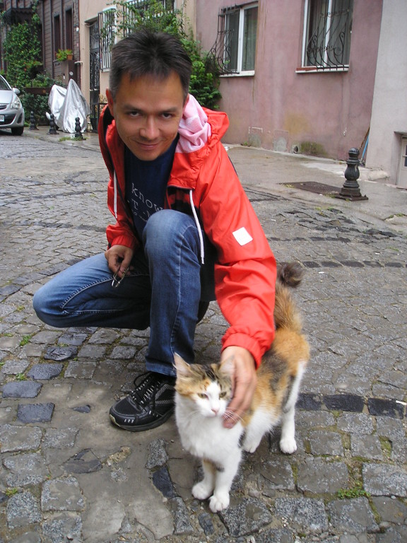 2017.09.30 With one of numerous Istanbul cats (Turkey).