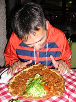 2017.10.01 Eager to eat the tasty “Turkish pizza” called lahmajoun in the Turkish Istanbul.