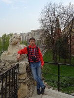 2019.04.27 With a grinning lioness over the grotto in the Alexandrovsky Garden.