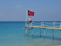 2020.08.20 On a Turkish pier of the Mediterranean Sea: leaning on the flag.