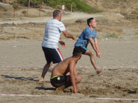 2020.08.20 Игра в пляжный волейбол с турками: принимаю подачу низом, пока мне сочувствуют. 😊