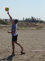 2020.08.21 Playing beach volleyball with a random company: I'm serving the ball overhand.