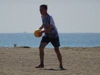 2020.08.21 Игра в пляжный волейбол со случайной компанией: несу улетевший к морю мяч.