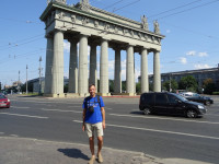 2021.07.11 On Moskovsky Avenue with the Moscow Triumphal Gate but in Saint Petersburg. 😊