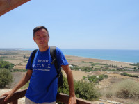 2021.08.01 The one knowing HTML (How To Meet Ladies 😇) with eyes-slits from the bright sun on a balcony of the Kourion (Κούριον) archaeological park with a view to the Mediterranean Sea.