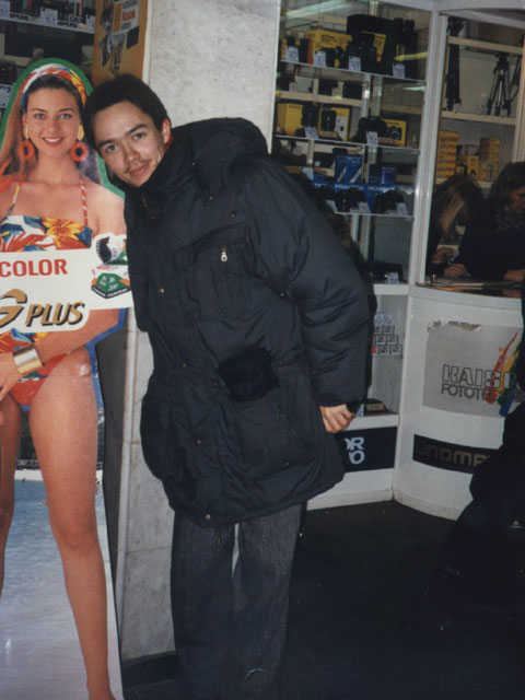 1998-01-15. У фотостенда девушки-сёрфера. 1998-01-15. У фотостенда девушки-сёрфера.