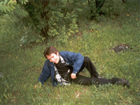 2000-10-dd. Полулёжа в траве у ВлГУ.