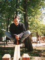 2003-05-dd. Словно курица на насесте.