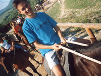 2003-08-dd. Впервые верхом на лошади.