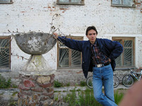 2004-06-12. У чаши высохшего фонтана.
