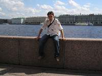 2005-08-04. На бортике каменного берега Невы.