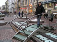 2006-01-14. На декоративном мостике в Питере.