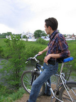 2006-05-27. Наслаждаюсь видом на реку Каменку в Суздале.
