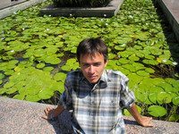 2006-07-27. Облокотившись о бортик фонтана перед Египетским национальным музеем.