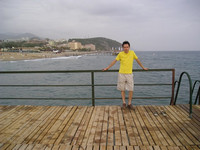 2010-06-02. Стоя на гостиничном пирсе, на фоне Средиземного моря.