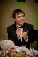 2011-12-26. Кому-то аплодируя на фирменном праздновании Нового года 2012.
© 2011 Сергей Лакеев