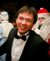 2011-12-26. На фоне Деда Мороза на фирменном праздновании Нового года 2012.
© 2011 Сергей Лакеев