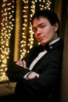 2011-12-26. На фирменном праздновании Нового года 2012, на крыльце.
© 2011 Сергей Лакеев