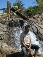 2012-06-28. Сидя на фоне искусственного водопада в гостинице Hauza Beach Resort в Египте.