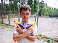 2012-07-13. Вооружён (водными пистолетами) и очень опасен :-) на праздновании Дня фирмы. 
© 2012 Сергей Лакеев