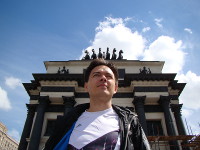 2014-06-22. На фоне Триумфальной арки в Москве.
