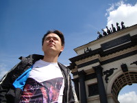 2014-06-22. На фоне Триумфальной арки в Москве.