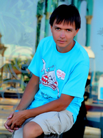 2014-09-09. Сидя наклонившись на перилах мостика перед гостиницей Golden 5 Paradise (Хургада).
