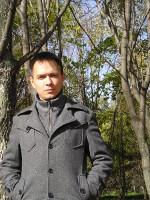 2015-10-04. Осенний портрет на фоне почему-то ещё зелёных деревьев
© 2015 Мой сын Ратмир.