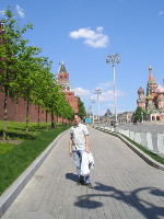 2016-05-11. На аллее вдоль кремлёвской стены, с Красной площадью справа.