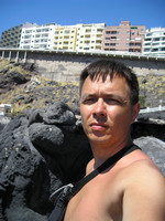 2016-05-27. Я тоже умею делать автофото!.. :-) На пляже Playa Chica, вид снизу на дорогу над.