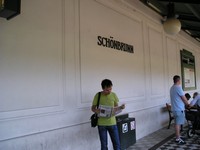 2016-09-16. Станция венского метро «Шёнбрунн» (Schönbrunn), делаю вид, что читаю бесплатную австрийскую газету, ничего не понимая по-немецки. 😊