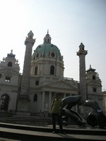 2016-09-16. Прямо перед знаменитой и старинной Церковью Карла в Вене (Wiener Karlskirche) – странная современная загогулина английского скульптора Генри Мура (Henry Moore) под названием «Своды холма» (Hill Arches).
