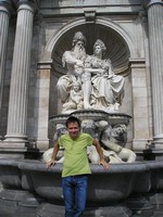 2016-09-16. Пытался запрыгнуть на чашу венского фонтана Альбрехта (Albrechtbrunnen) / Данубиуса (Danubius), но безуспешно. 😊