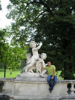 2016-09-16. Я и какие-то малыши :-) на фоне За́мкового сада (Burggarten) в Вене.