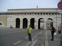 2016-09-16. Вена, въезд на площадь Героев (Heldenplatz) под надписью «Франц I, император Австрии, 1824 год» (Franciscus I. Imperator Austriae MDCCCXXIV).