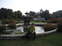2016-09-16. На бортике пруда с фонтаном в Народном саду (Volksgarten) Вены.