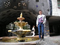 2016-09-17. Вена, дом Хундертвассера (Hundertwasserhaus), его «оплывшая» арка с «заплатками», фонтан с «наплывом» тротуара на бортик.