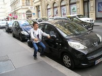 2016-09-17. Нашёл в Вене в точности такую же машинку, как наша первая, Peugeot 107.