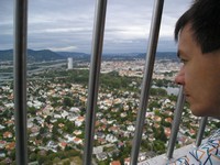 2016-09-18. Смотрю сквозь решётку смотровой площадки Дунайской башни (Donauturm) на жилую застройку Вены.