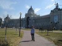 2017-04-29. В Казани перед Дворцом землевладельцев с деревом в центральной арке.